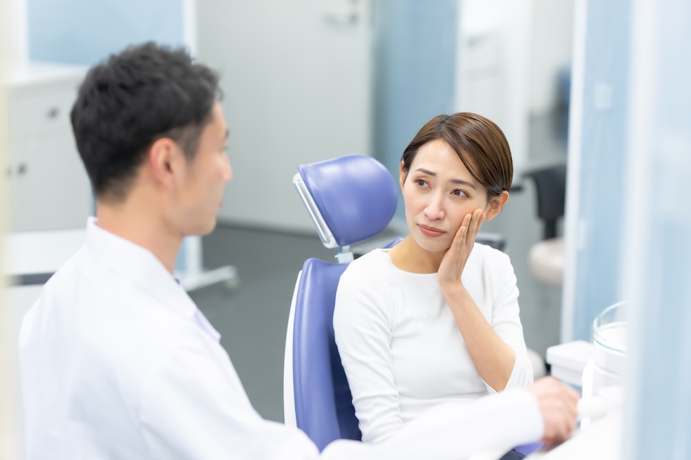 40代で入れ歯は恥ずかしい？心理・対策・自然に見える治療法まで解説